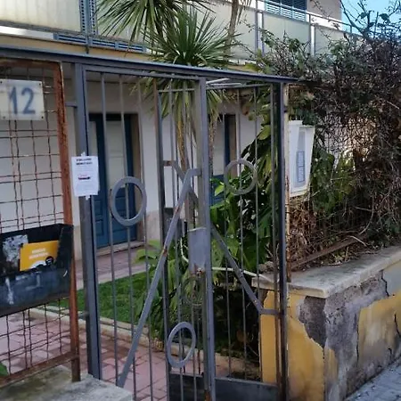 Tora House Guest house *